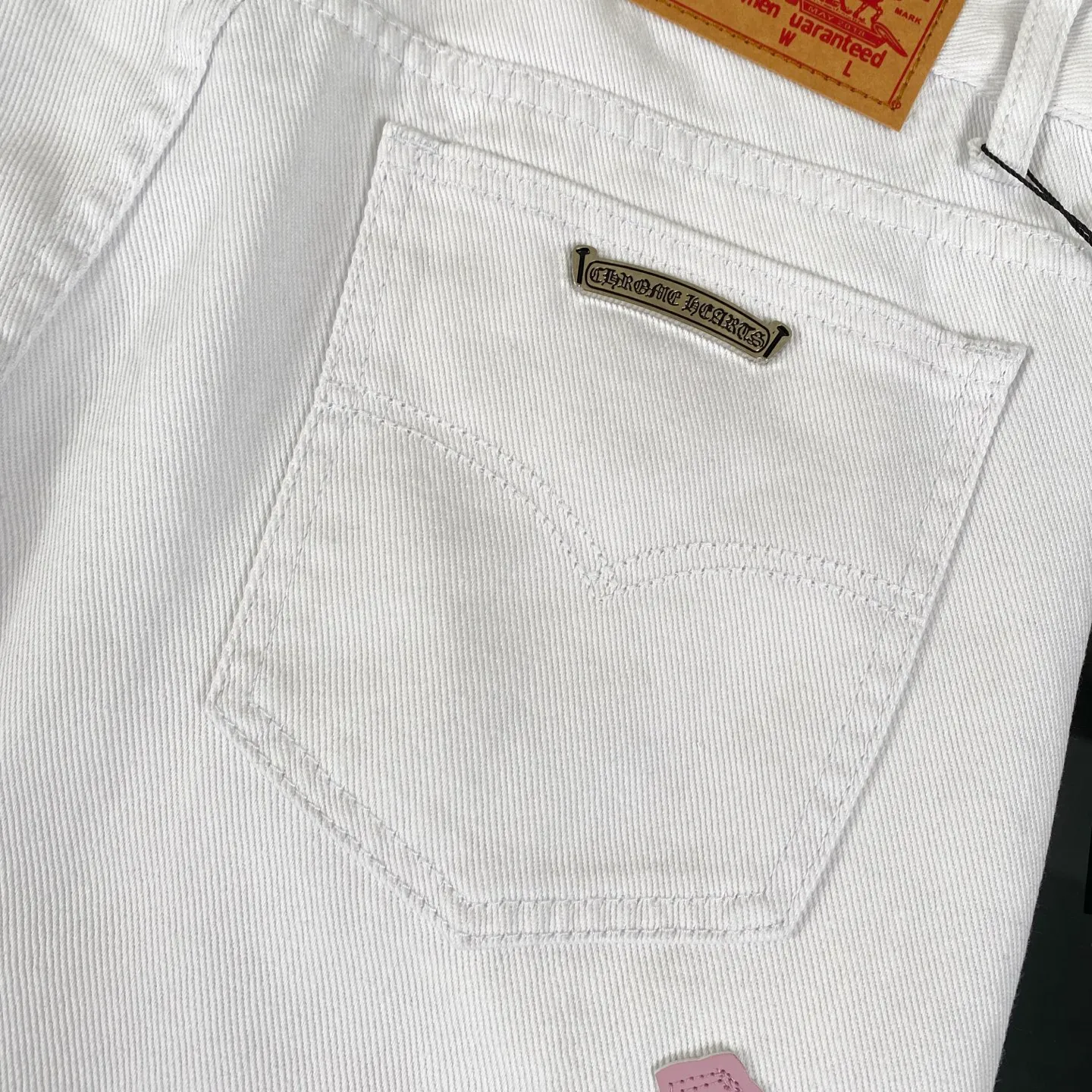 🅿️280 [Strongest version] Chroe Hets CH Chroe Hets CH white and light pink leather label jeans Customized metal buckle Legs washed distressed ripped hem ceiling-level jeans ‼ About Zangyin✅This is an extremely luxurious fashion brand that can also be called the aristocrat of the high street. It has always been an exclusive brand for some hipsters or the rich second generation. Compared with ordinary high streets, it is more luxurious and noble. Compared with luxury brands, it is more fashionable and individual. Top heavy industry fashion design✅Consistently high street luxury style creation. Speaking of this style, the Zangyin family and the GU family are definitely among the leading representative brands. Especially the Zangyin family's creation of high street style has really achieved an effect of transformation. The color of this model is already very eye-catching by using a unique washed material. It is decorated with pink patchwork cross flowers, which cleverly highlights the charm of the brand. Secondly, this model adopts a classic high-waist cut design, which highlights the long legs and fashionable temperament of the upper body. The brand is highly recognizable and the slim-fitting configuration is more suitable for daily wear. The personality will be fashionable and the specifications can be seen at a glance. Materials and technology ✅ Needless to say, this point goes without saying. As an excellent craftsman brand, Zangyin's requirements for details and craftsmanship are really perfect. The washed color of this model has gone through a lot of processes, not to mention the embellishment of the denim appliqués. It is also purely handmade and sewn. Just like what they believe in, only handmade things have soul and have the meaning of wearing. A top-notch heavy-duty fashionable denim item, recommended by both hands‼   Size: 28 30 32 34 equivalent to S-XL